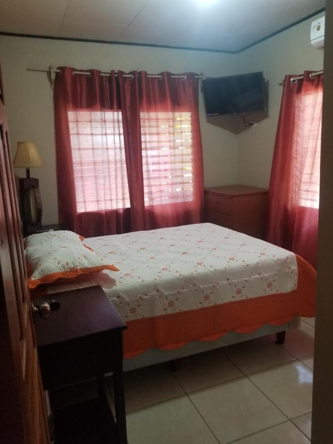 Elizabeth Enchantments La Ceiba Bagian luar foto