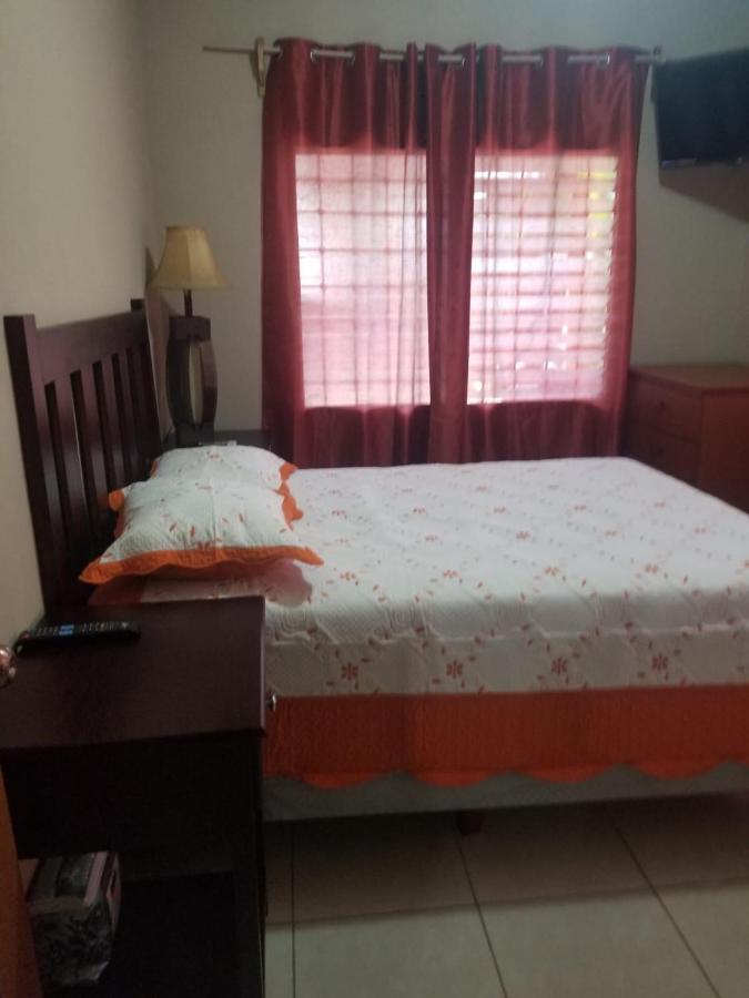 Elizabeth Enchantments La Ceiba Bagian luar foto